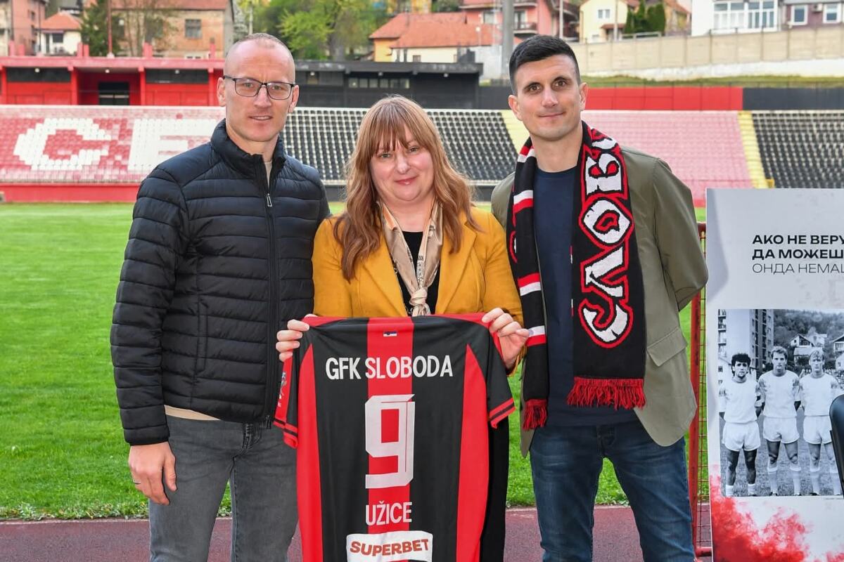 Promocija romana Devetka na stadionu Radomir Antić u Užicu 07.jpeg