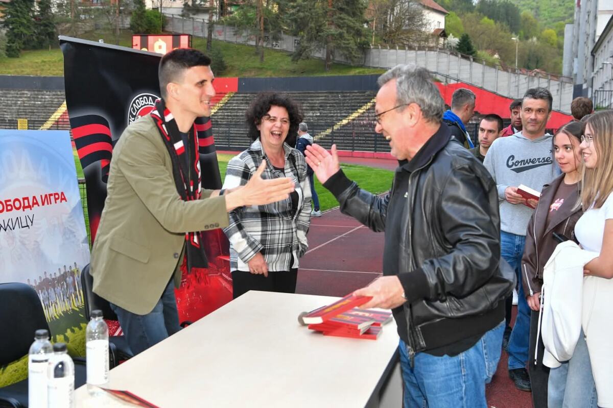 Promocija romana Devetka na stadionu Radomir Antić u Užicu 05.jpeg