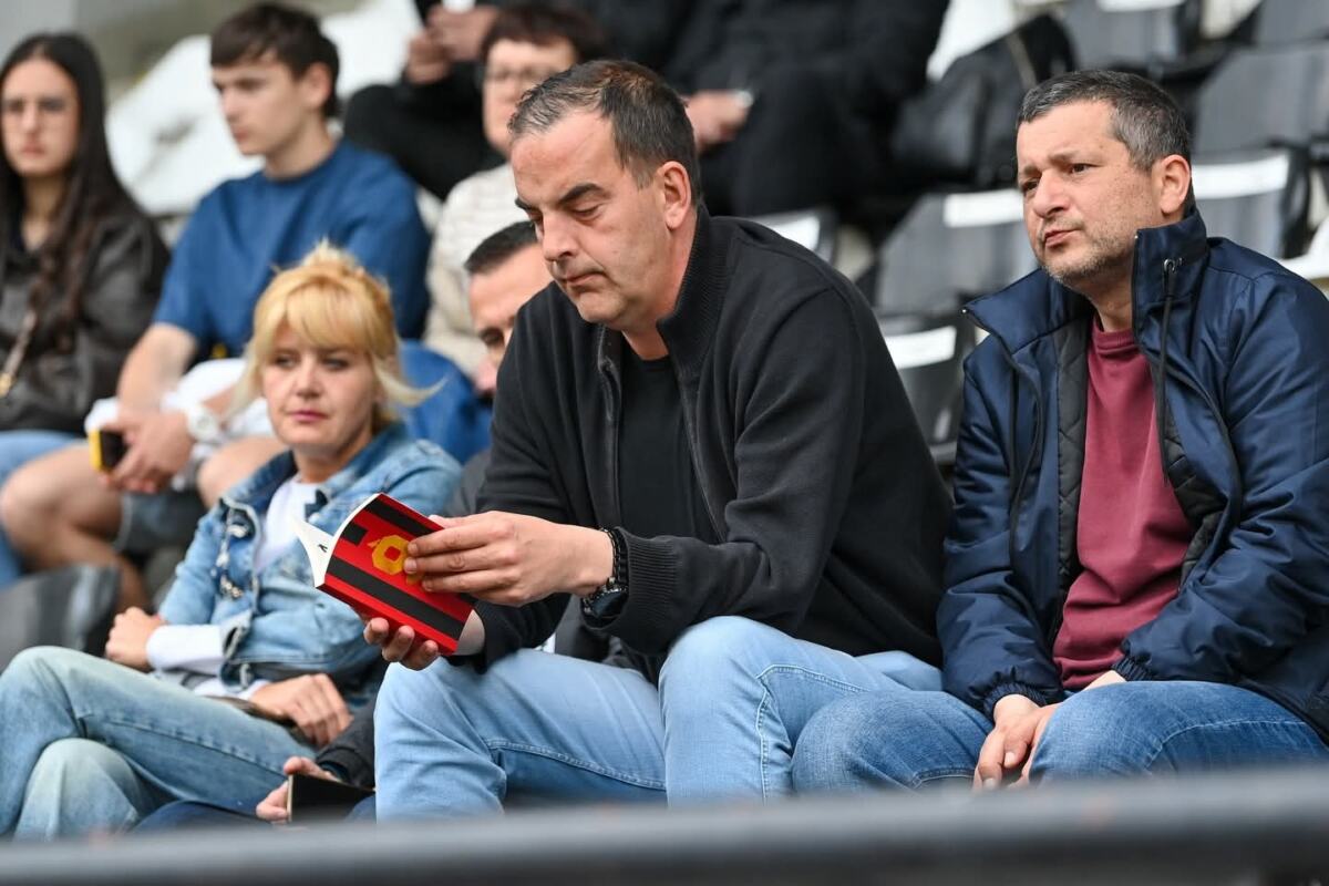 Promocija romana Devetka na stadionu Radomir Antić u Užicu 06.jpeg