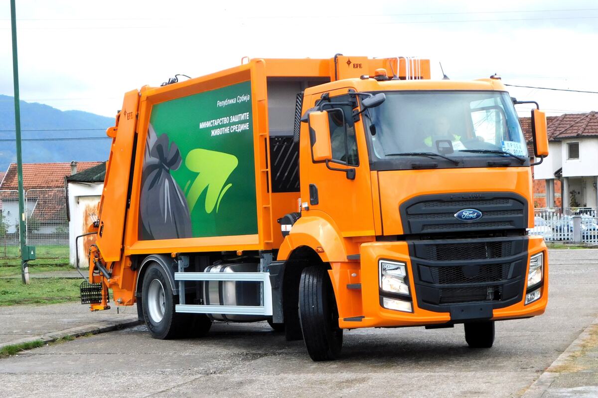 LOZNICA - Novi kamioni za efikasniji rad.JPG