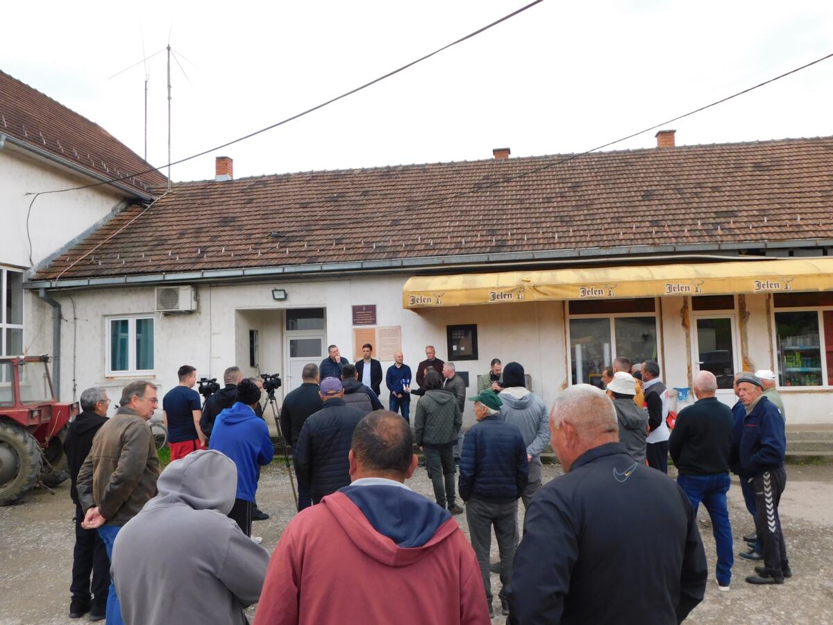 LOZNICA - U centru sela.JPG