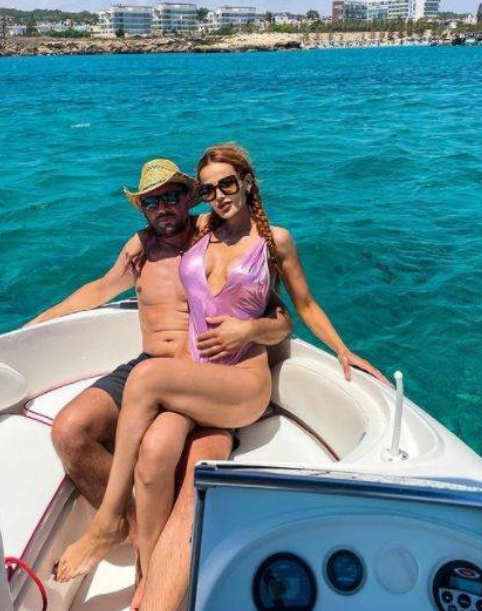 POZNATA SRPSKA PEVAČICA SE RAZVELA POSLE 5 MESECI: Dobijala nepristojne ponude, a sad našla ljubav! Javno pokazala svog novog dečka koji je ozbiljan dasa (FOTO)