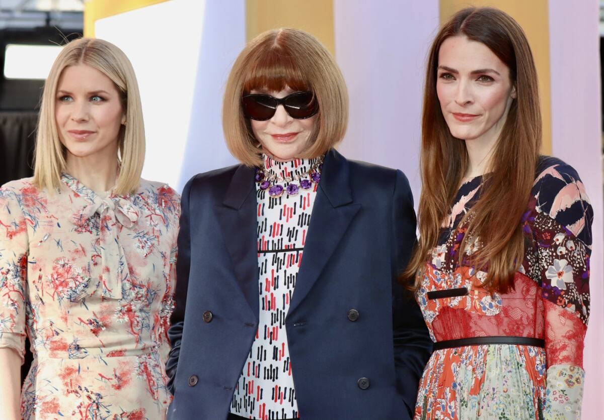 Ana Vintur na premijeri filma Đavo nosi Pradu 2 u Njujorku sa ćerkom Ketrin Bi Karozini i snajom Elizabet Kordri Šafer