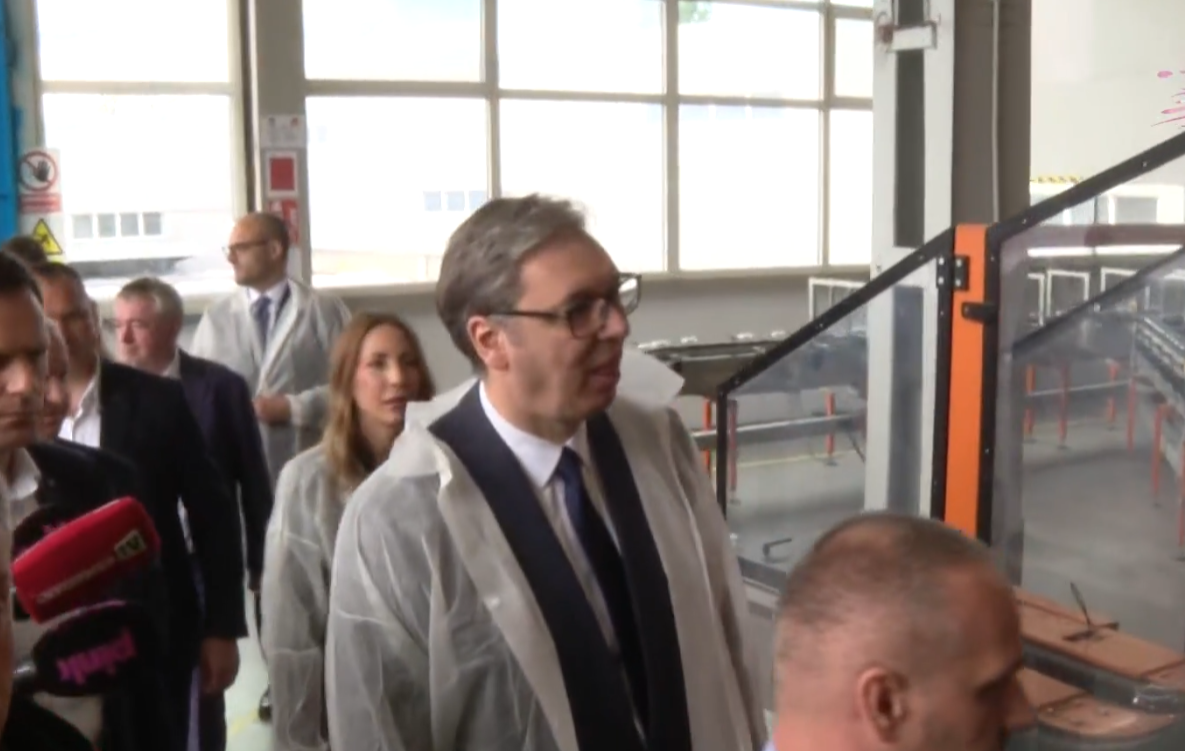 Aleksandar Vučić Paraćin otvaranje pogona fabrika stakla Vaider (9).png