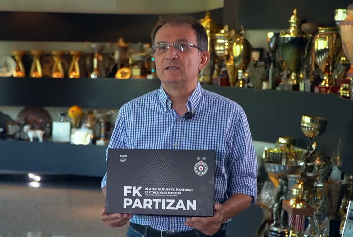 Zvonko Popović u trofejnoj sali FK Partizan