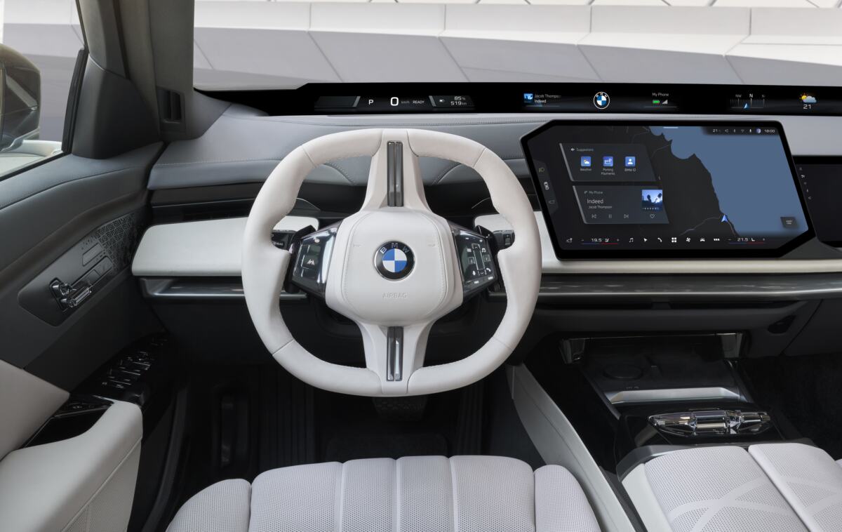 P90636120_highRes_bmw-740-xdrive-04-20.jpg