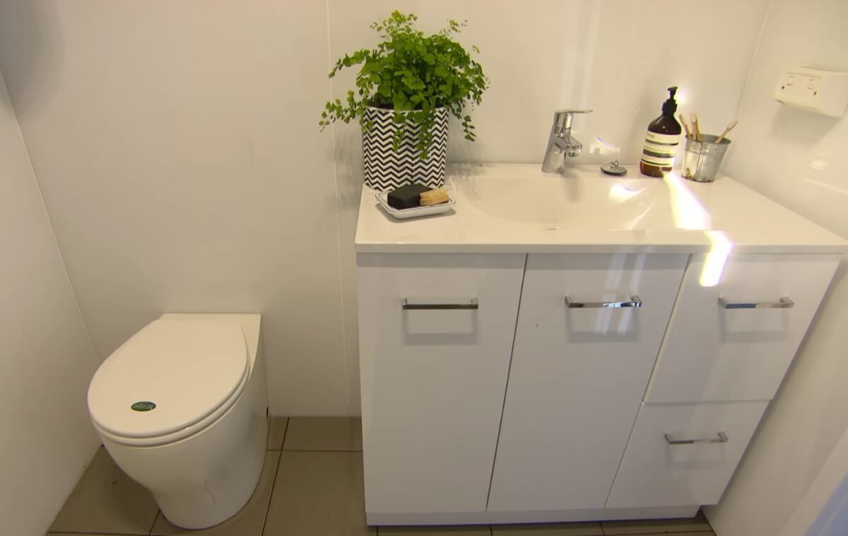 Moderna kuća od brodskog kontejnera sa terasom u prirodi (11).png