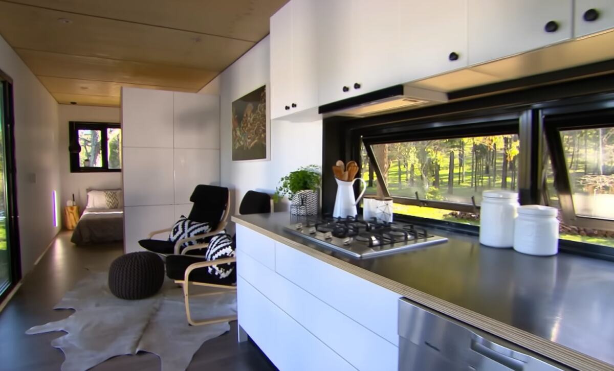 Moderna kuća od brodskog kontejnera sa terasom u prirodi (13).png