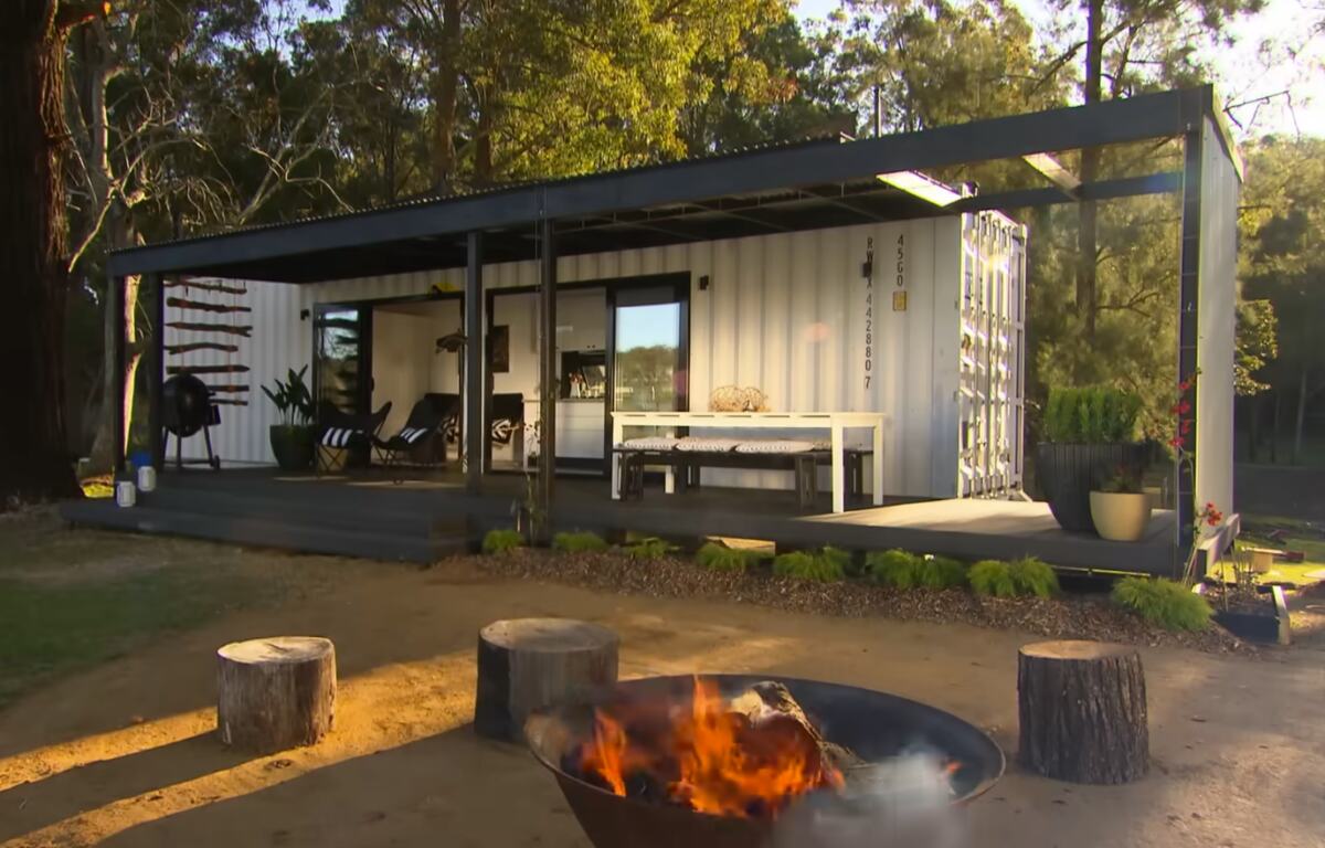 Moderna kuća od brodskog kontejnera sa terasom u prirodi (14).png