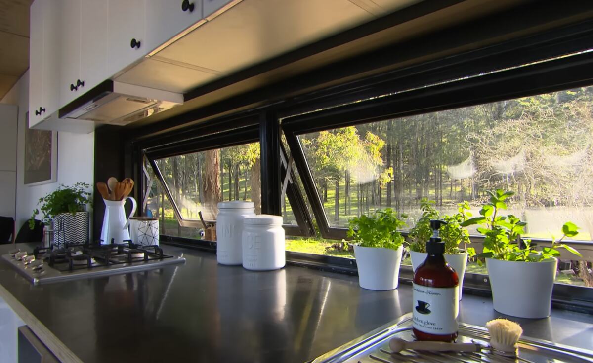 Moderna kuća od brodskog kontejnera sa terasom u prirodi (17).png