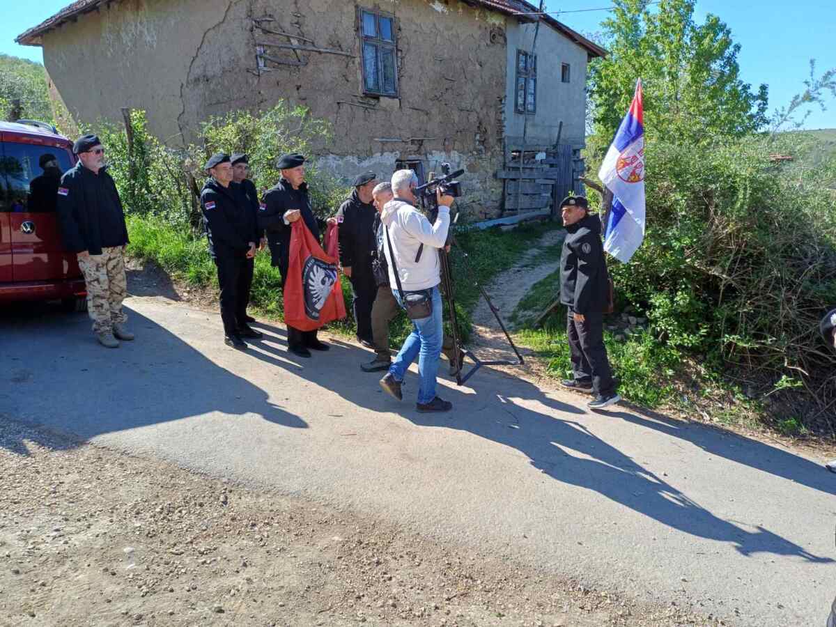 Članovi Udruženja veterana organa bezbednosti i vojne policije Srbije i bivši pripadnici 52.bVP u rodnom mestu Desimira Deska Selimovića