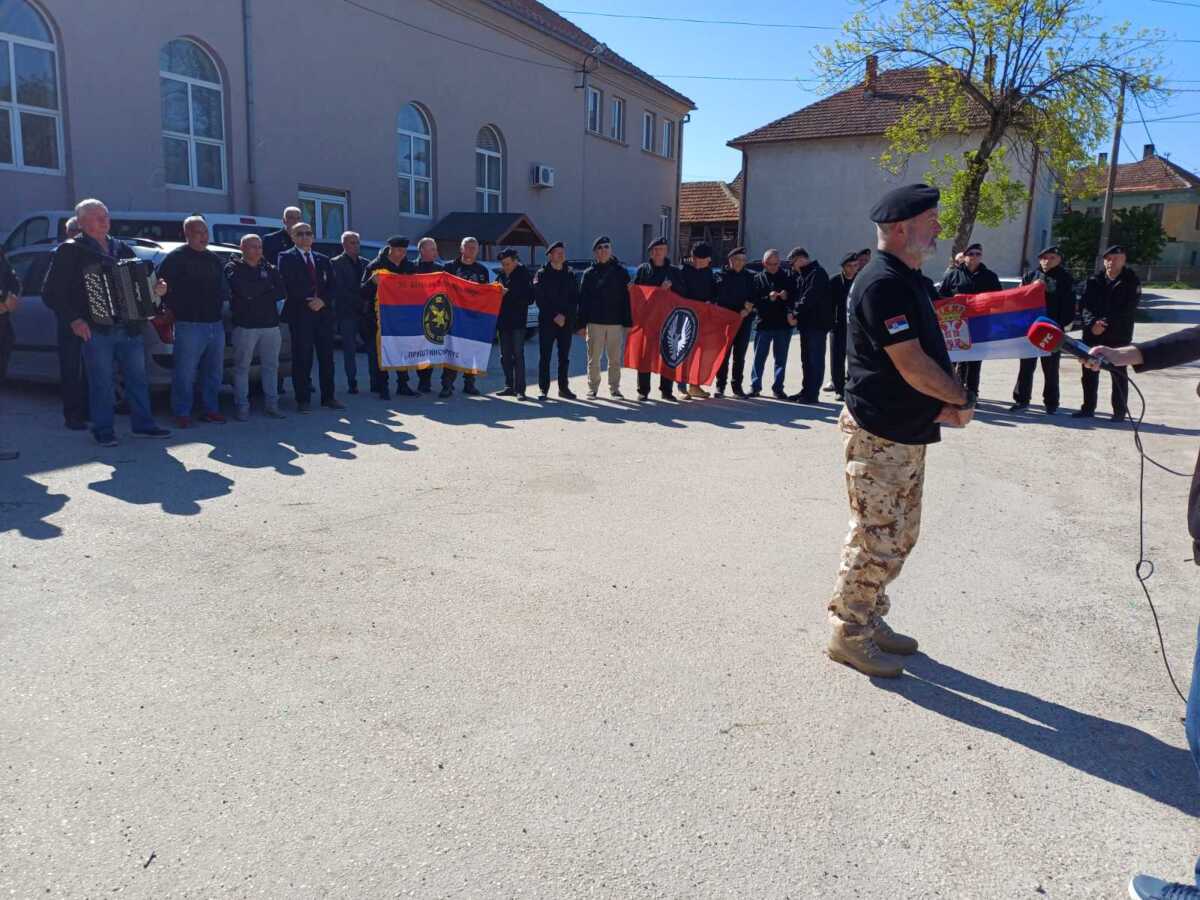 Članovi Udruženja veterana organa bezbednosti i vojne policije Srbije i bivši pripadnici 52.bVP u rodnom mestu Desimira Deska Selimovića