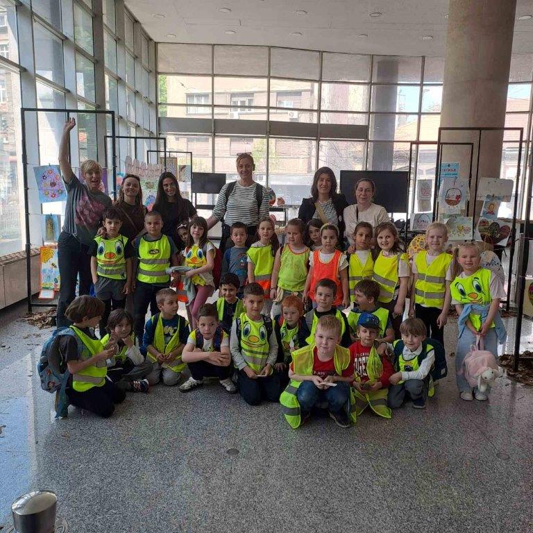 Predškolska ustanova Luna sa Zvezdare u poseti RTS-u.jpg