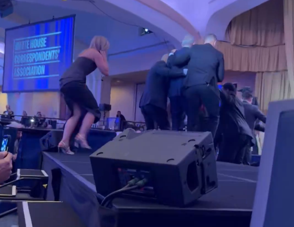 Donald Tramp correspondent dinner (4).png