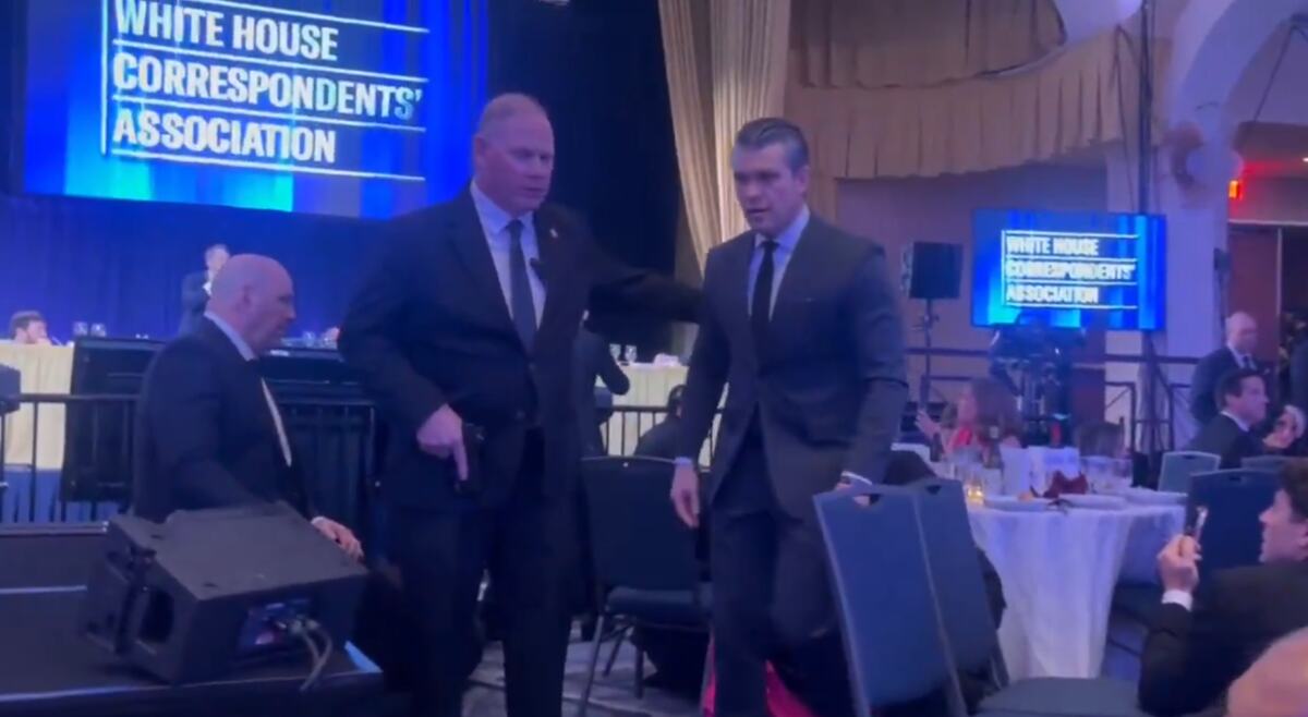 Donald Tramp correspondent dinner (9).png