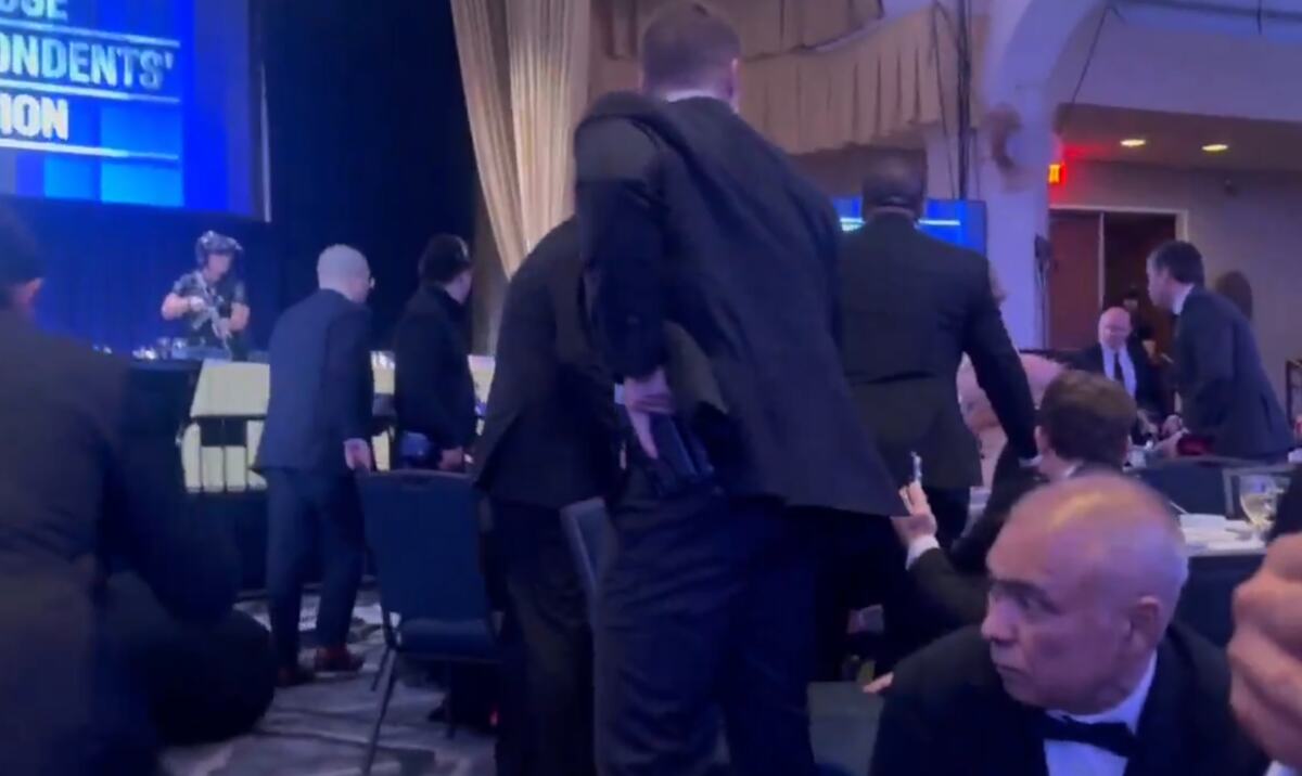 Donald Tramp correspondent dinner (11).png