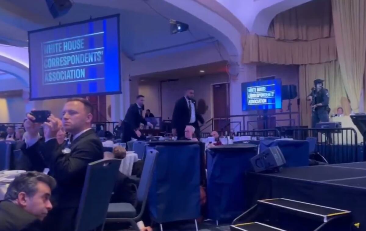 Donald Tramp correspondent dinner (12).png