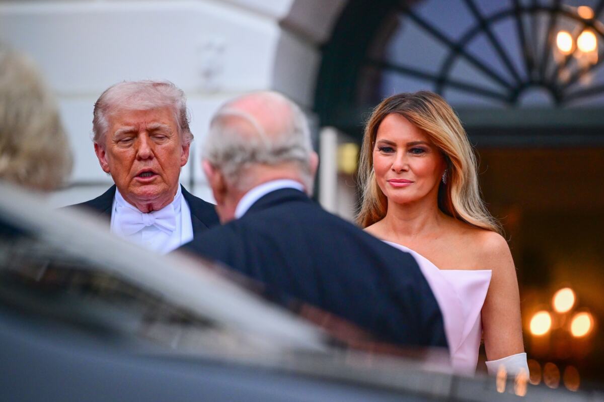 Melanija Tramp u ružičastoj Dior haljini na državnoj večeri sa kraljem Čarlsom i kraljicom Kamilom