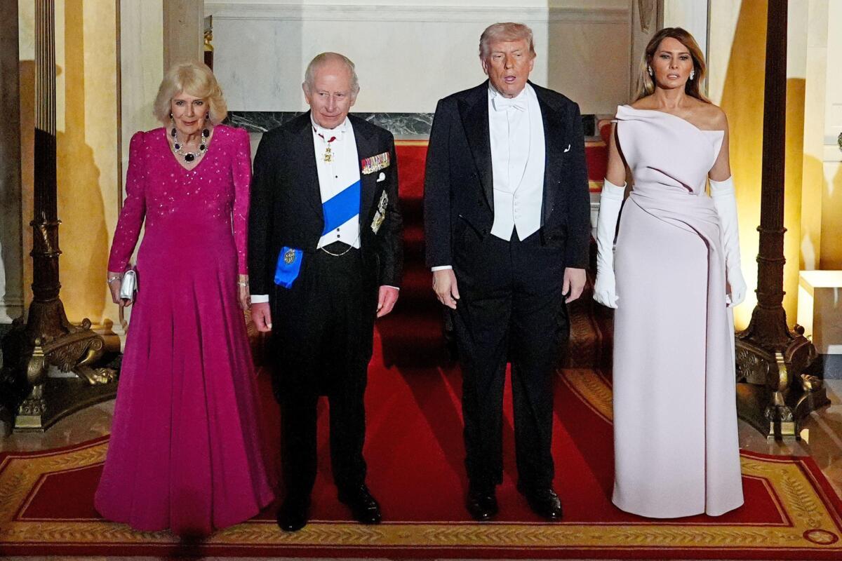 Melanija Tramp u ružičastoj Dior haljini na državnoj večeri sa kraljem Čarlsom i kraljicom Kamilom