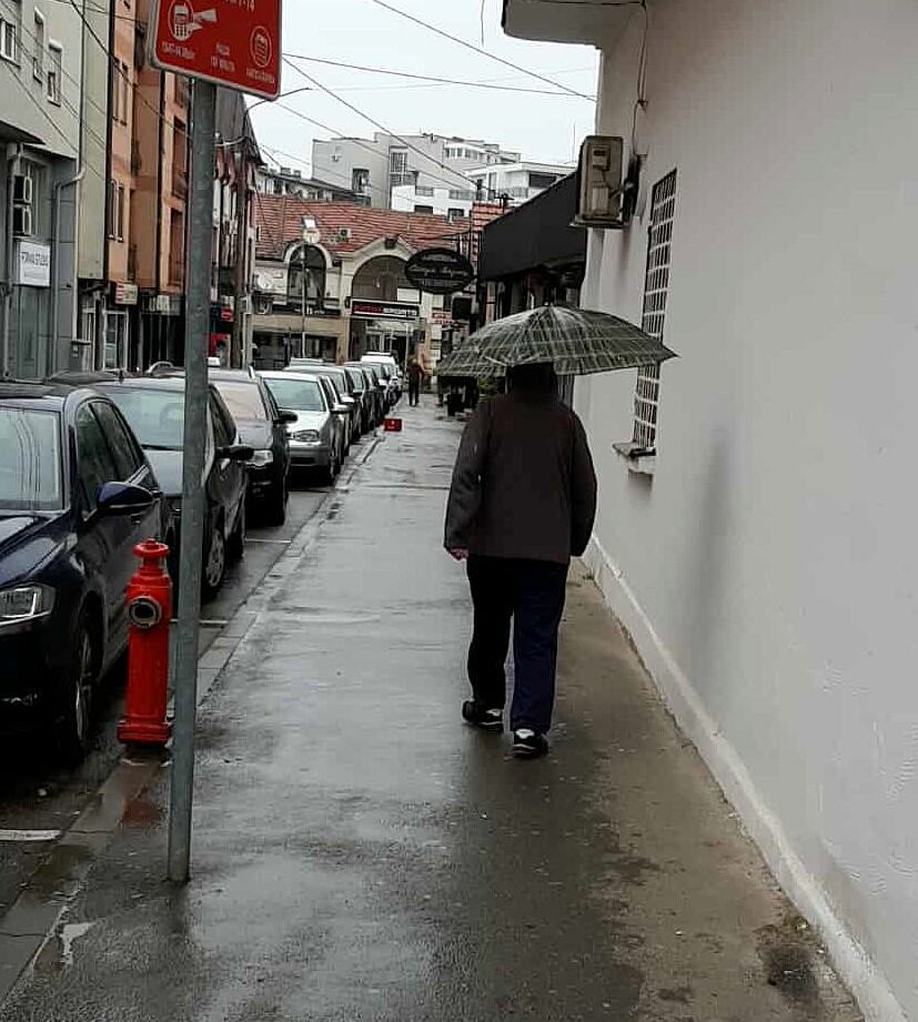 LOZNICA - Pod kišobranom, a ruke slobodne (1).jpg