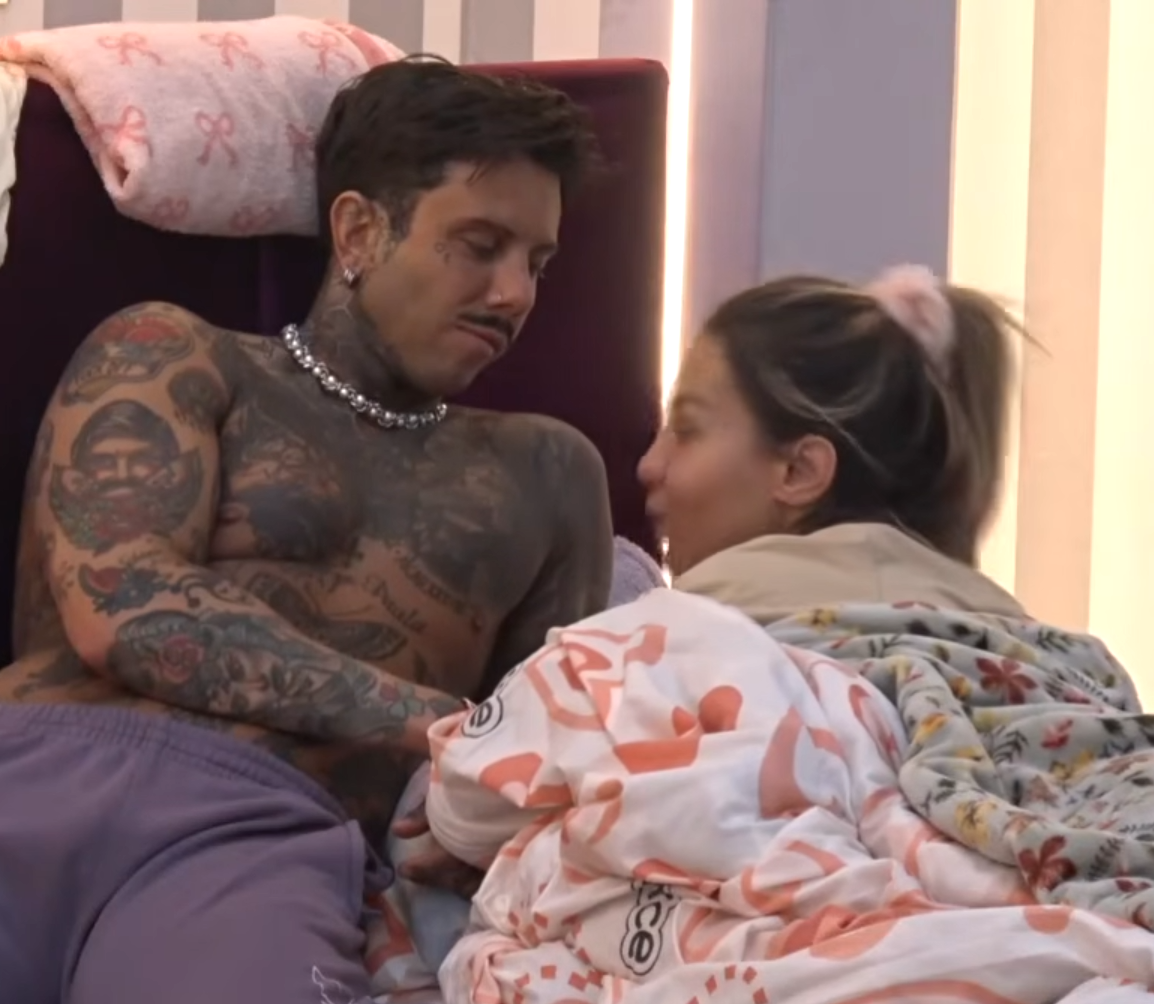 IMAO VRELU AKCIJU SA SANDROM, PA ZAVRŠIO KOD ANELI U KREVETU: Ahmićka rekla Filipu samo dve reči i time priznala sve (FOTO)