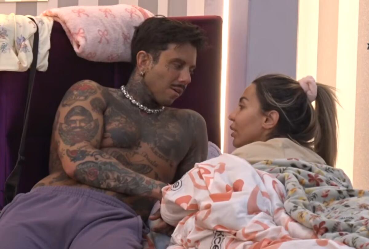 IMAO VRELU AKCIJU SA SANDROM, PA ZAVRŠIO KOD ANELI U KREVETU: Ahmićka rekla Filipu samo dve reči i time priznala sve (FOTO)