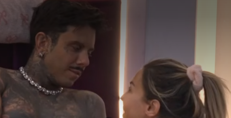 IMAO VRELU AKCIJU SA SANDROM, PA ZAVRŠIO KOD ANELI U KREVETU: Ahmićka rekla Filipu samo dve reči i time priznala sve (FOTO)