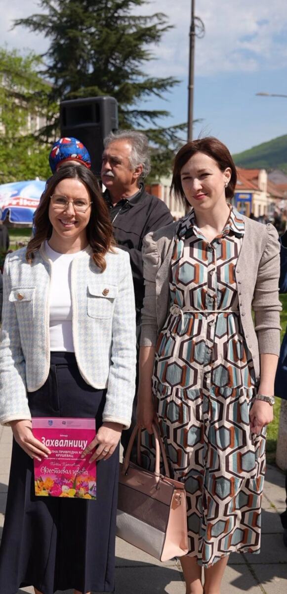 Festival cveća u TS 2, predsednica opštine Milena Turk i direktorka RPK Maja Marković.jpg