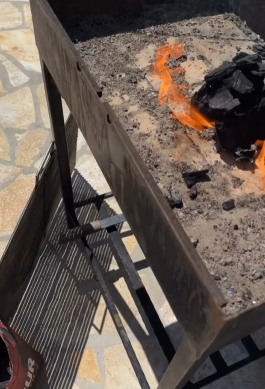 KAKVA JE TO VEZA?! Gastoz na luks imanju sa pogledom na more BEZ ANĐELE, a ona provodi praznik sa ovim muškarcem! Svi se pitaju samo jedno... (FOTO)