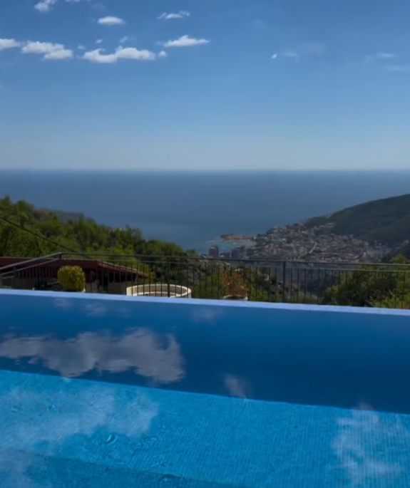 KAKVA JE TO VEZA?! Gastoz na luks imanju sa pogledom na more BEZ ANĐELE, a ona provodi praznik sa ovim muškarcem! Svi se pitaju samo jedno... (FOTO)