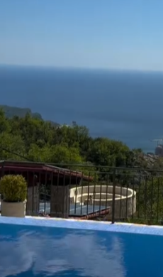KAKVA JE TO VEZA?! Gastoz na luks imanju sa pogledom na more BEZ ANĐELE, a ona provodi praznik sa ovim muškarcem! Svi se pitaju samo jedno... (FOTO)