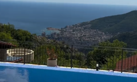 KAKVA JE TO VEZA?! Gastoz na luks imanju sa pogledom na more BEZ ANĐELE, a ona provodi praznik sa ovim muškarcem! Svi se pitaju samo jedno... (FOTO)