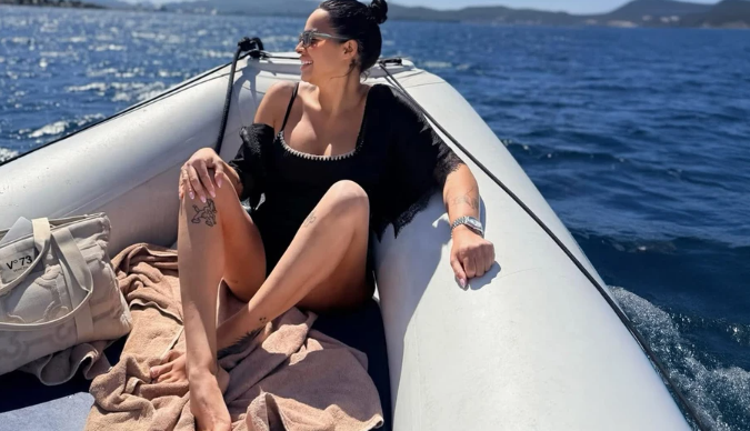 CEO REGION IMAO NJENE GOLE SLIKE, A MUŽU ZAPALILI KOLA: Šuškalo se da ju je ostavio, voditeljka se sada oglasila i pokazala kako uživa: Baškari se usred mora