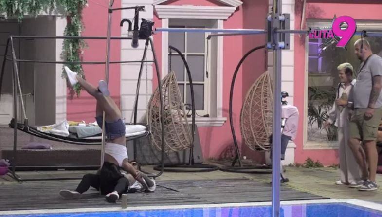NIKAD VRELIJE SCENE U ELITI! Bezobrazni striptiz, ples oko šipke i brutalne provokacije Dušice Đokić: Filip Đukić odlepio, pa je sklonio od kamera i... (VIDEO)