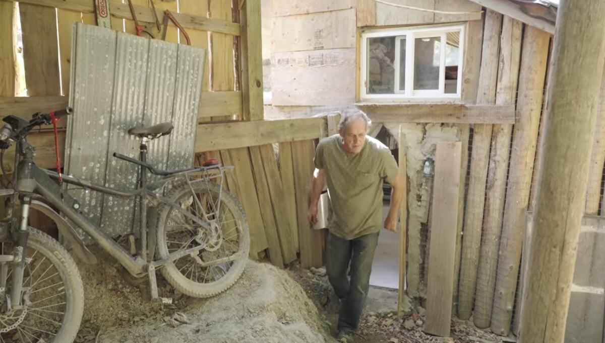 Tim Kortce - napustio grad i napravio kuću od otpada
