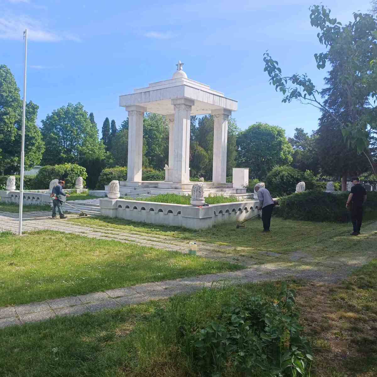 FOTO UIKS, osuđenici uređuju francusko vojno groblje u Zaječaru 1.jpg