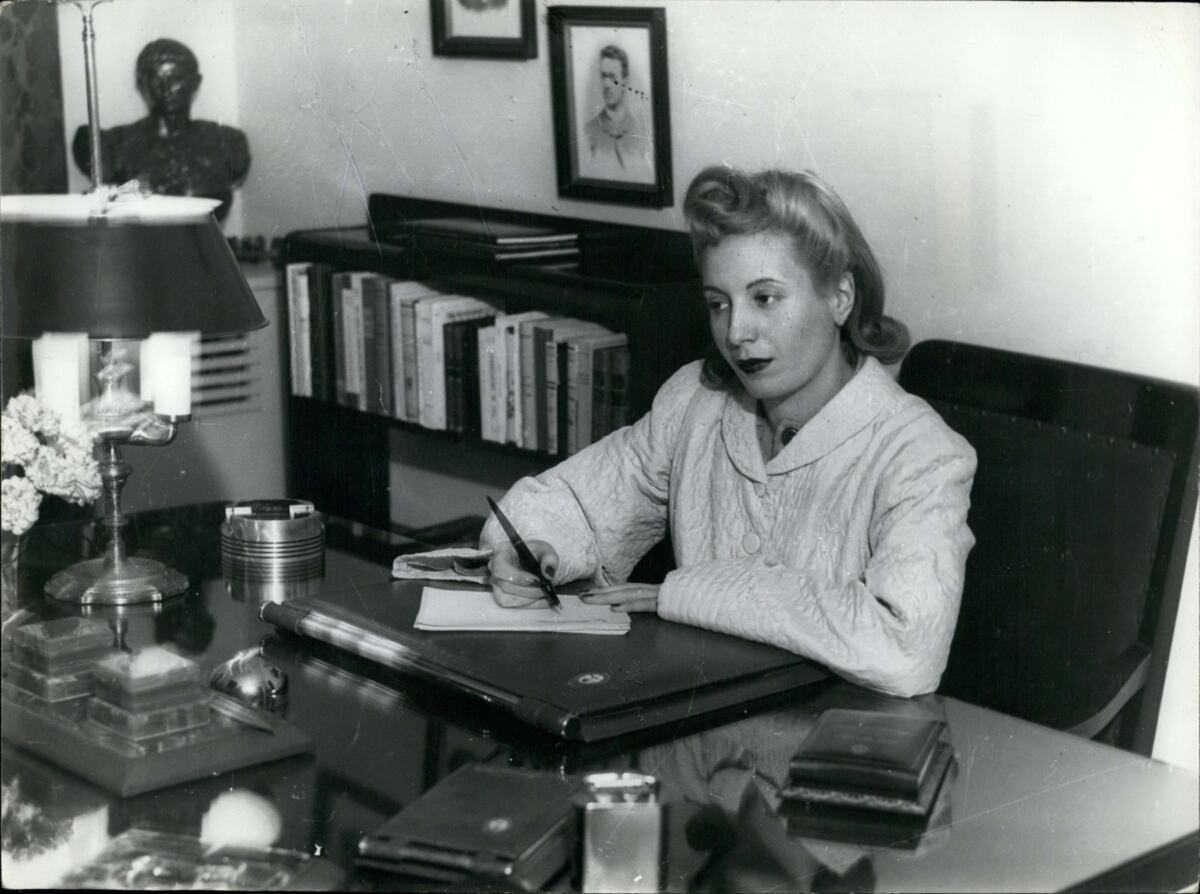 Eva Peron za pisaćim stolom
