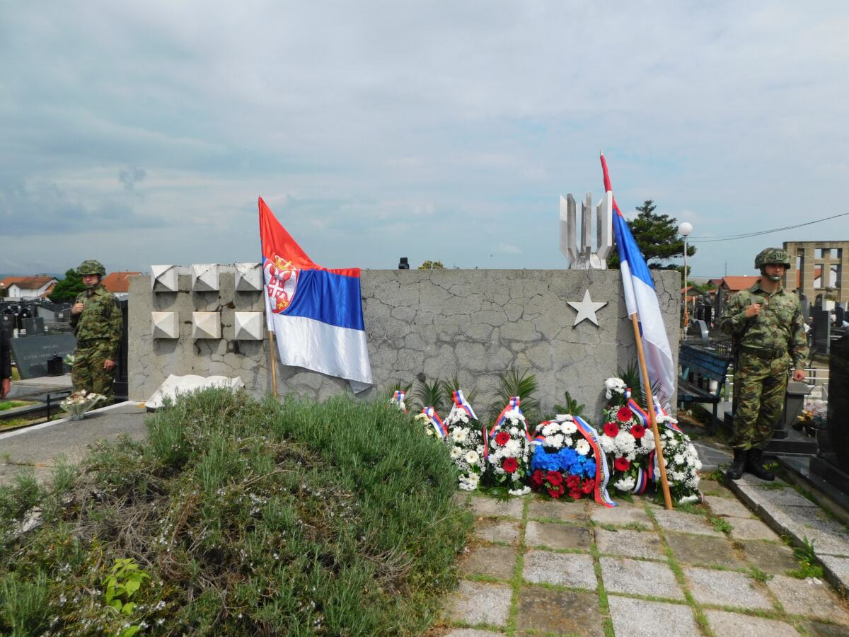 LOZNICA -Partizansko groblje.JPG