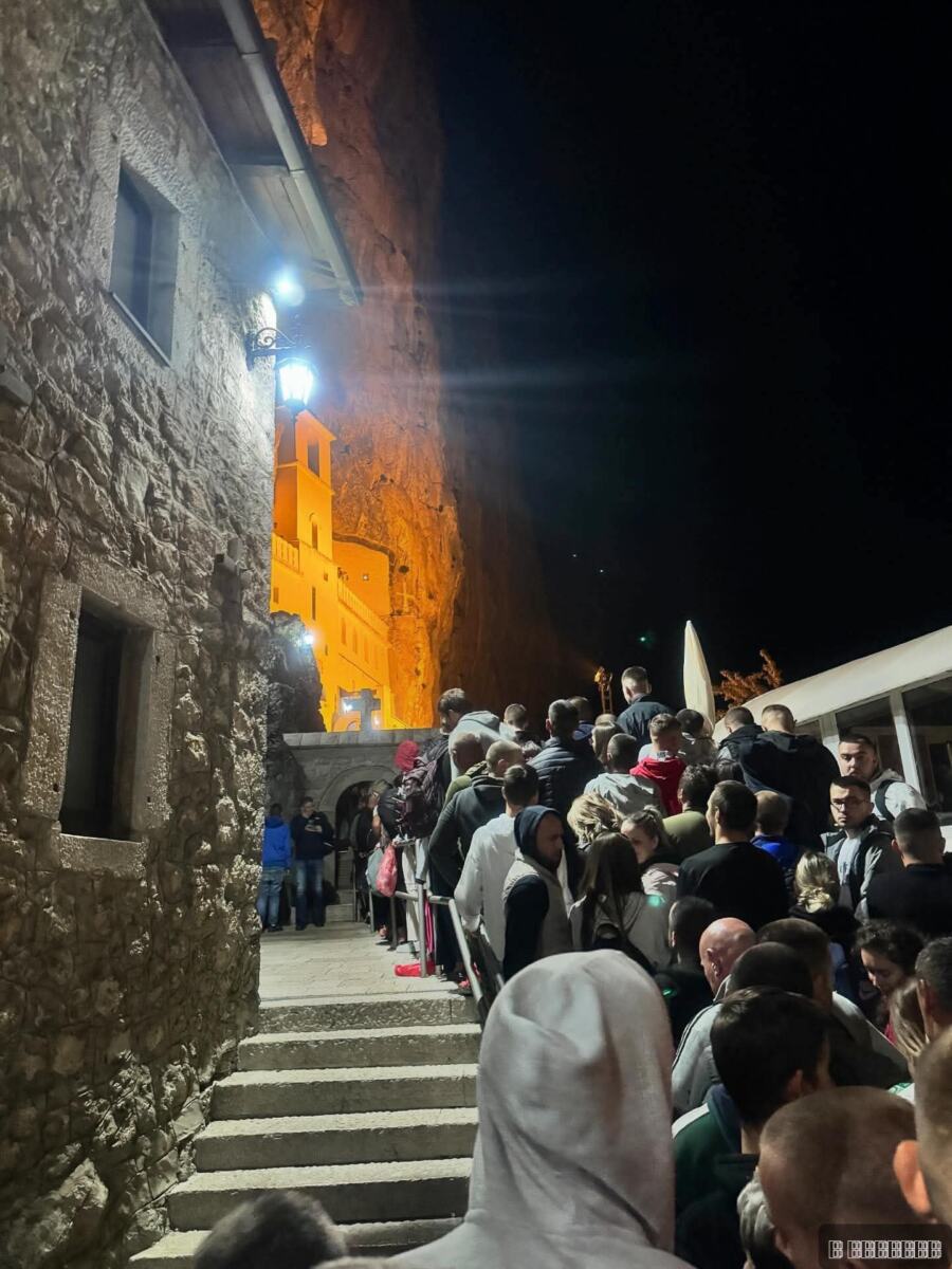 Nestvarne slike ispod Ostroške stene, sve više mladih dolazi da se pokloni mošti - 12.05.2026(5).jpg