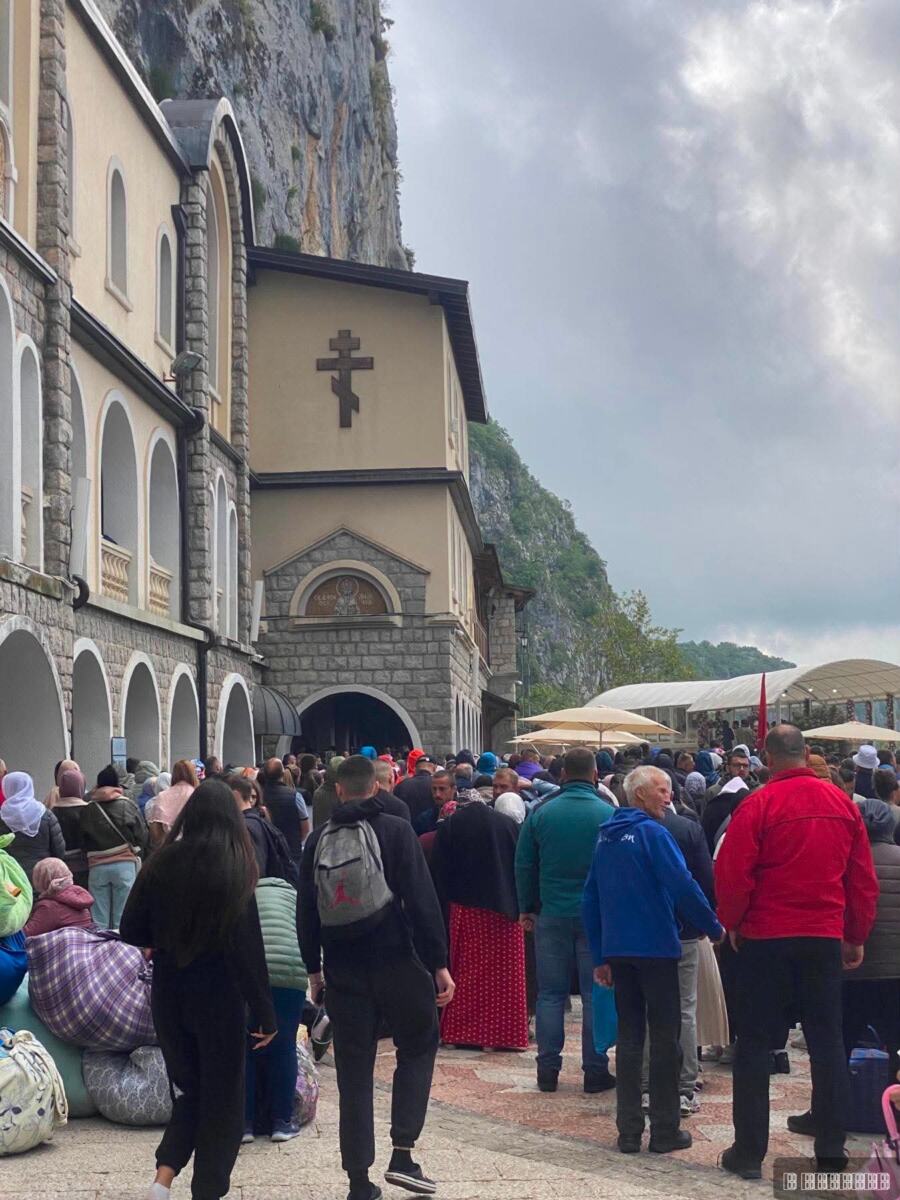 Nestvarne slike ispod Ostroške stene, sve više mladih dolazi da se pokloni mošti - 12.05.2026(4).jpg