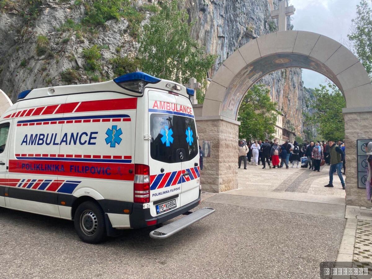 Nestvarne slike ispod Ostroške stene, sve više mladih dolazi da se pokloni mošti - 12.05.2026(2).jpg