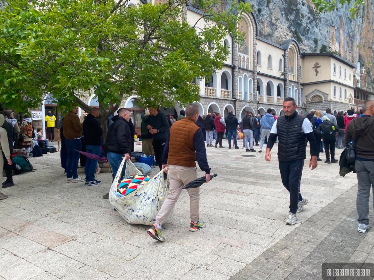 Nestvarne slike ispod Ostroške stene, sve više mladih dolazi da se pokloni mošti - 12.05.2026(1).jpg