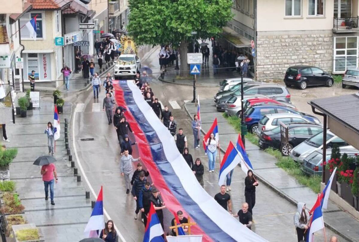 Dugačka trobojka i stotine vernika Prijepolje svečano obeležilo hramovnu slavu i - 13.05.2026.jpg