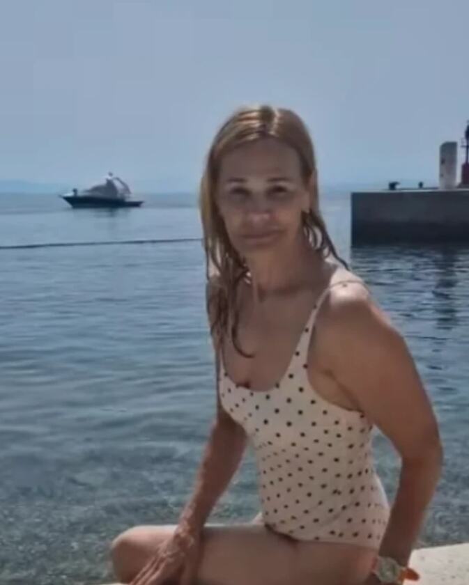 Olivera Balašević, udovica Đorđa Balaševića u kupaćem na moru (3).PNG