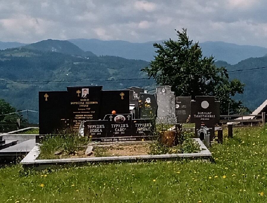 Tara-Sekulici-crkva - grobovi-Pelevic i Timitijevic.jpg