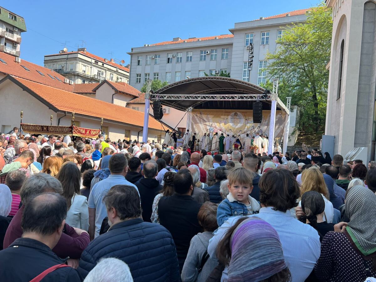 Sveta arhijerejska liturgija koju u porti crkve Vaznesenja Gospodnjeg.jpeg