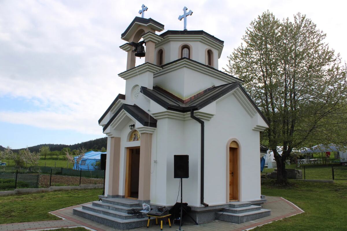 Osveštan novopodignuti pravoslavni hram u selu Obarde kod Pljevalja.jpg