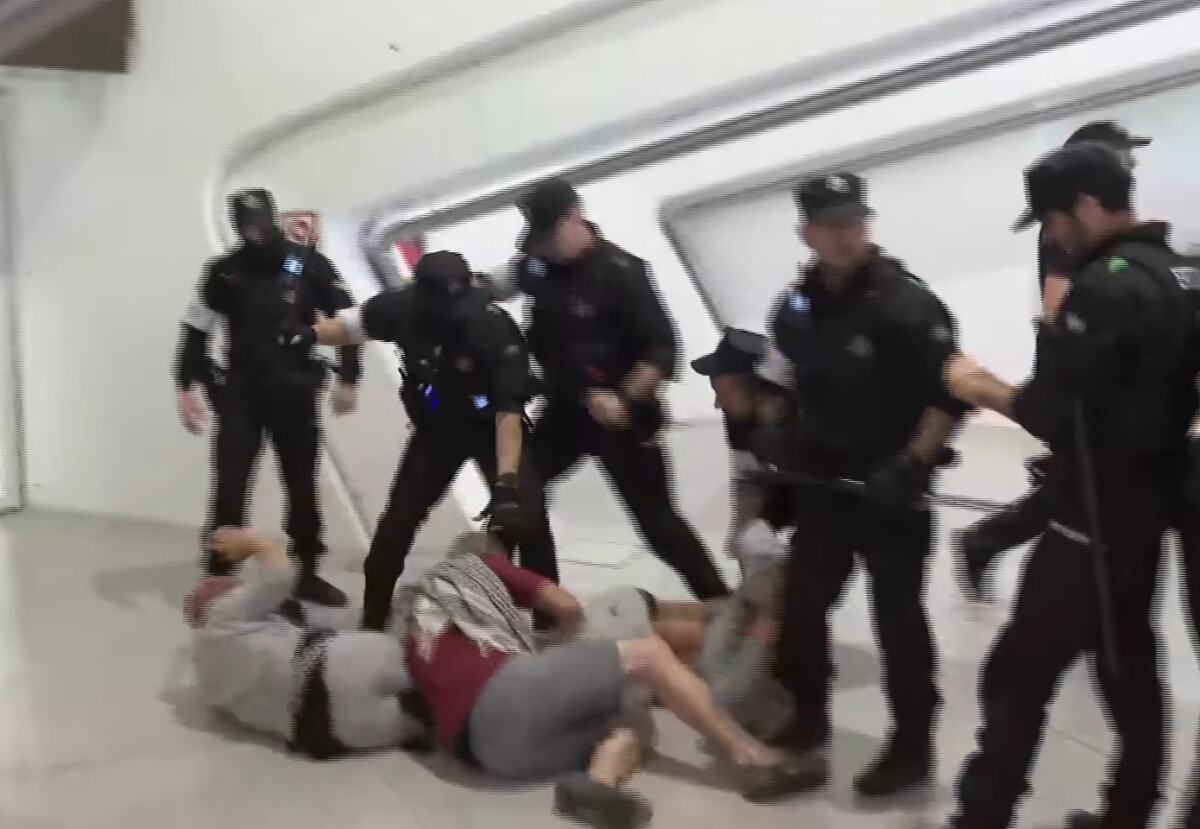 2026-05-25 12_03_41-4 DETENIDOS de la GLOBAL SUMUD FLOTILLA a su llegada al AEROPUERTO DE BILBAO - Y.png