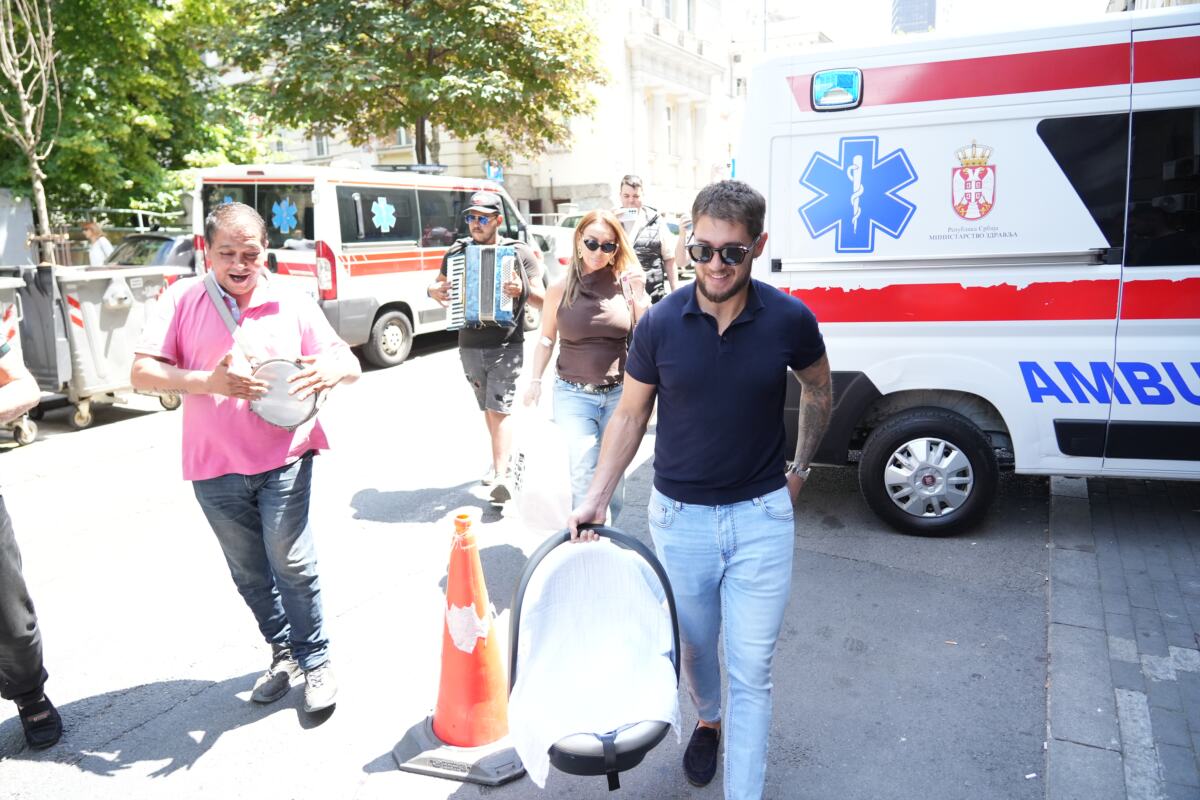 Joca Stefanović izveo ženu i sina iz porodilišta