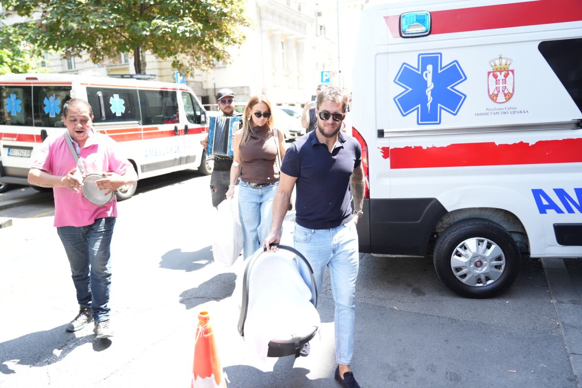 Joca Stefanović izveo ženu i sina iz porodilišta.JPG